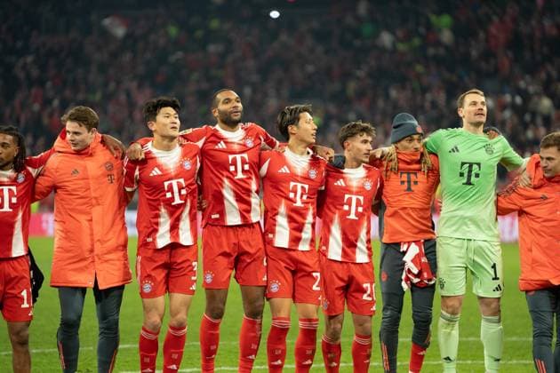 Jonas Urbig (40 Bayern) , Min-jae Kim (3 Bayern) , Jonathan Tah (4 Bayern) , Hiroki Ito, Tom Bischof (20 Bayern) , Tom Bischof (20 Bayern), Sacha Boey (23 Bayern) und Manuel Neuer (1 Bayern) feiern mit den Fans nach dem Bundesligaspiel FC Bayern München - SC Freiburg am 22.11.2025.