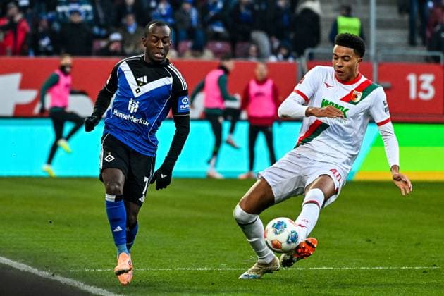 GER, 1. FBL, FC Augsburg vs Hamburger SV 22.11.2025, WWK-Arena, Augsburg, GER, 1. FBL, FC Augsburg vs Hamburger SV, im Bild Jean-Luc Dompe (Hamburger SV, 7), Noahkai Banks (FC Augsburg, 40)