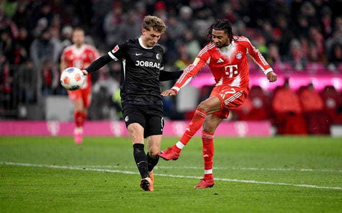Fussball 1. Bundesliga Saison 2025 2026 11. Spieltag FC Bayern Muenchen - SC Freiburg 22.11.2025 Patrick Osterhage (li, SC Freiburg) gegen Michael Olise (re, FC Bayern Muenchen) erziehlt hier das Tor zum 6 - 2