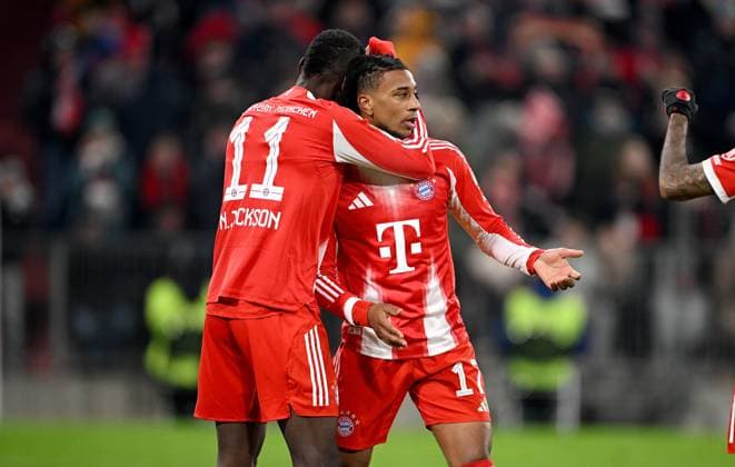Fussball 1. Bundesliga Saison 2025 2026 11. Spieltag FC Bayern Muenchen - SC Freiburg 22.11.2025 Jubel FC Bayern Muenchen nach dem Tor zum 5 - 2, v. li., Torschuetze Nicolas Jackson, Michael Olise