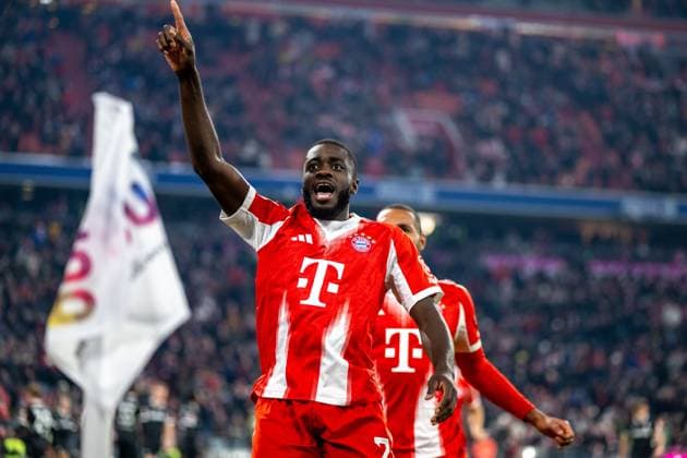 Dayot Upamecano 2 (FC Bayern Muenchen) Torjubel zum 3:2, FC Bayern Muenchen - SC Freiburg, Fussball, Bundesliga, 11. Spieltag, 22.11.2025 DFB regulations prohibit any use of photographs as image sequences and or quasi-video Muenchen Bayern Deutschland