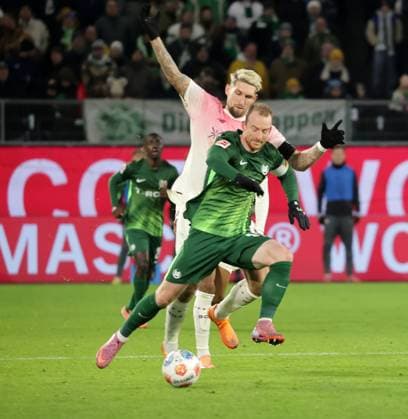 Duell zwischen Robert Andrich (Bayer 04 Leverkusen) und Maximilian Arnold (VfL Wolfsburg) Fussball, Herren, Saison 2025 2026, 1.Liga, Bundesliga, Volkswagenarena, VfL Wolfsburg gegen Bayer Leverkusen, 1-3 DFL REGULATIONS PROHIBIT ANY USE OF PHOTOGRAPHS AS IMAGE SEQUENCES AND OR QUASI-VIDEO.