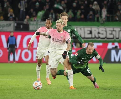 Duell zwischen Robert Andrich (Bayer 04 Leverkusen) und Maximilian Arnold (VfL Wolfsburg) Fussball, Herren, Saison 2025 2026, 1.Liga, Bundesliga, Volkswagenarena, VfL Wolfsburg gegen Bayer Leverkusen, 1-3 DFL REGULATIONS PROHIBIT ANY USE OF PHOTOGRAPHS AS IMAGE SEQUENCES AND OR QUASI-VIDEO.