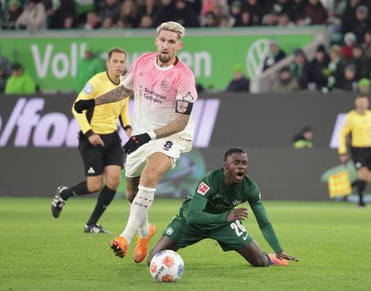 Sael Kumbedi (VfL Wolfsburg), Robert Andrich (Bayer 04 Leverkusen) Fussball, Herren, Saison 2025 2026, 1.Liga, Bundesliga, Volkswagenarena, VfL Wolfsburg gegen Bayer Leverkusen, 1-3 DFL REGULATIONS PROHIBIT ANY USE OF PHOTOGRAPHS AS IMAGE SEQUENCES AND OR QUASI-VIDEO.