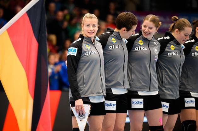 Handball, Frauen Laenderspiel - Deutschland - Schweiz Antje Döll Doell (Deutschland), Alina Grijseels (Deutschland), Nina Engel (Deutschland) bei der Hymne Goeppeingen EWS Arena Deutschland
