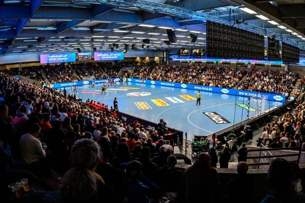Handball, Frauen Laenderspiel - Deutschland - Schweiz Übersicht, Innenansicht, Spielstätte, Feature, Zuschauer, Fankurve Fans Fanblock Goeppeingen EWS Arena Deutschland