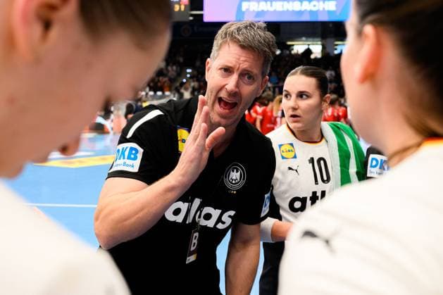 Handball, Frauen Laenderspiel - Deutschland - Schweiz Trainer Markus Gaugisch (Deutschland) Goeppeingen EWS Arena Deutschland
