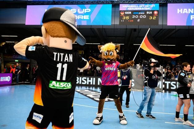 Handball, Frauen Laenderspiel - Deutschland - Schweiz Maskottchen Titan und Hanni Schlussjubel Schlußjubel Emotion Freude Goeppeingen EWS Arena Deutschland