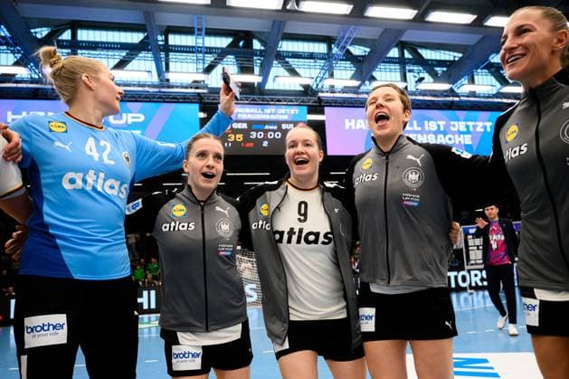 Handball, Frauen Laenderspiel - Deutschland - Schweiz Torhueterin Katharina Filter (Deutschland), Alexia Hauf (Deutschland), Lisa Antl (Deutschland), Alina Grijseels (Deutschland) Schlussjubel Schlußjubel Emotion Freude Goeppeingen EWS Arena Deutschland