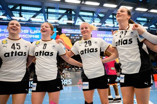 Handball, Frauen Laenderspiel - Deutschland - Schweiz v.li. Jolina Huhnstock (Deutschland), Nina Engel (Deutschland), Antje Döll Doell (Deutschland), Julia Maidhof (Deutschland) Schlussjubel Schlußjubel Emotion Freude Goeppeingen EWS Arena Deutschland