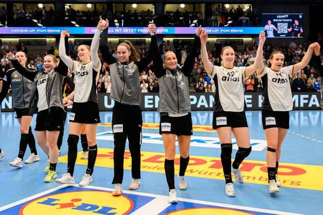 Handball, Frauen Laenderspiel - Deutschland - Schweiz die Mannschaft von Deutschland Schlussjubel Schlußjubel Emotion Freude Goeppeingen EWS Arena Deutschland