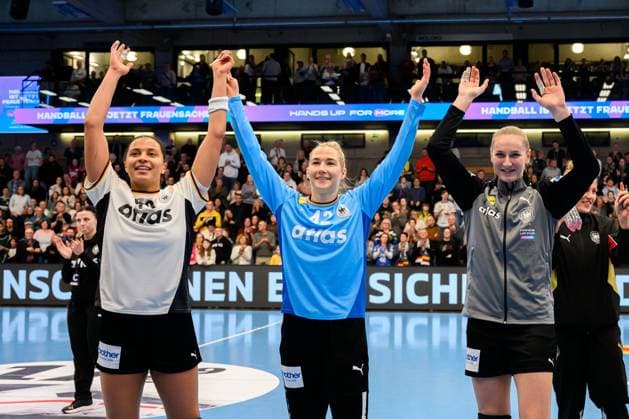 Handball, Frauen Laenderspiel - Deutschland - Schweiz Aimee von Pereira (Deutschland), Torhueterin Katharina Filter (Deutschland), Viola Leuchter (Deutschland) Schlussjubel Schlußjubel Emotion Freude Goeppeingen EWS Arena Deutschland