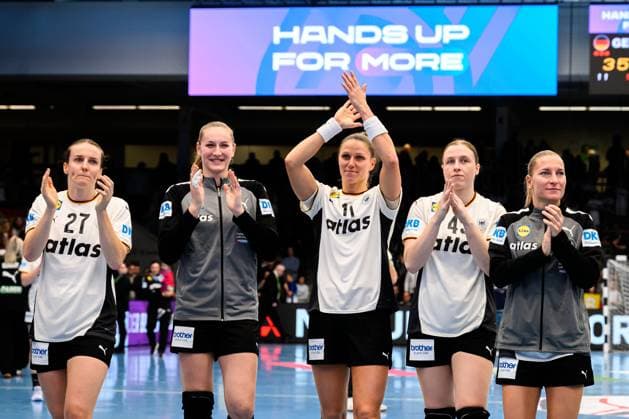 Handball, Frauen Laenderspiel - Deutschland - Schweiz v.li. Julia Maidhof (Deutschland), Viola Leuchter (Deutschland), Xenia Smits (Deutschland), Jolina Huhnstock (Deutschland), Jenny Behrend (Deutschland) Schlussjubel Schlußjubel Emotion Freude Goeppeingen EWS Arena Deutschland