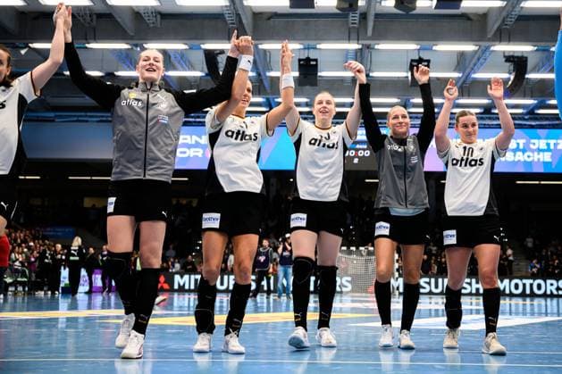 Handball, Frauen Laenderspiel - Deutschland - Schweiz Viola Leuchter (Deutschland), Xenia Smits (Deutschland), Jolina Huhnstock (Deutschland), Jenny Behrend (Deutschland), Mareike Thomaier (Deutschland) Schlussjubel Schlußjubel Emotion Freude Goeppeingen EWS Arena Deutschland