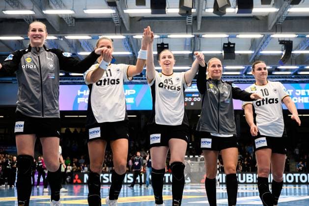 Handball, Frauen Laenderspiel - Deutschland - Schweiz Viola Leuchter (Deutschland), Xenia Smits (Deutschland), Jolina Huhnstock (Deutschland), Jenny Behrend (Deutschland), Mareike Thomaier (Deutschland) Schlussjubel Schlußjubel Emotion Freude Goeppeingen EWS Arena Deutschland
