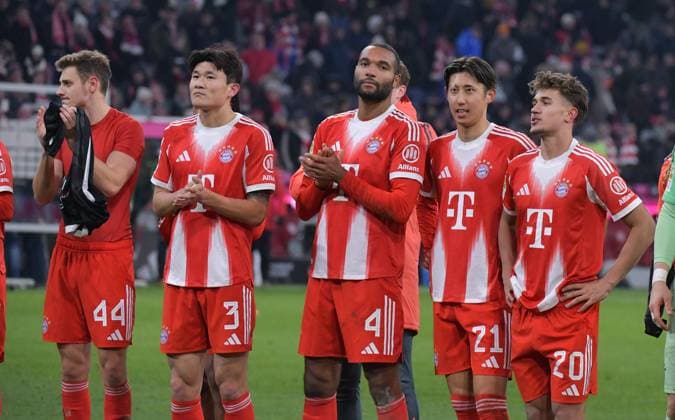 22.11.2025, xblx, Fussball 1.Bundesliga, FC Bayern Muenchen - SC Freiburg v.l. Josip Stanisic (FC Bayern Muenchen), Min-jae Kim (FC Bayern Muenchen), Jonathan Tah (FC Bayern Muenchen), Hiroki Ito (FC Bayern Muenchen), Tom Bischof (FC Bayern Muenchen), bedankt bedanken sich bei den Fans (DFL DFB REGULATIONS PROHIBIT ANY USE OF PHOTOGRAPHS as IMAGE SEQUENCES and or QUASI-VIDEO) Muenchen