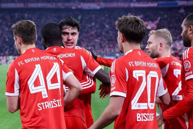 Alexandar Pavlovic 45 (FC Bayern Muenchen) jubelt mit Torschuetzen Dayot Upamecano 2 (FC Bayern Muenchen) nach dem 3:2, mit Tom Bischof 20 (FC Bayern Muenchen), FC Bayern Muenchen vs. SC Freiburg, Fussball, Bundesliga, DFL, Saison 2025 2026, Hinrunde, 22.11.2025 DFB regulations prohibit any use of photographs as image sequences and or quasi-video Muenchen Bayern Deutschland