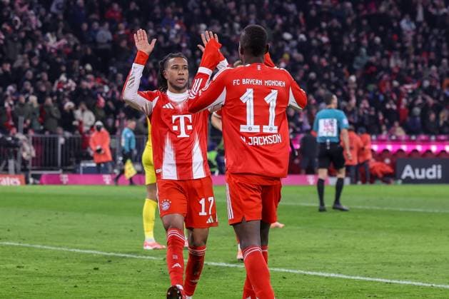 Michael Olise 17 (FC Bayern Muenchen) jubelt mit Nicolas Jackson 11 (FC Bayern Muenchen) zu dessen Tor zum 5:2, FC Bayern Muenchen vs. SC Freiburg, Fussball, Bundesliga, DFL, Saison 2025 2026, Hinrunde, 22.11.2025 DFB regulations prohibit any use of photographs as image sequences and or quasi-video Muenchen Bayern Deutschland
