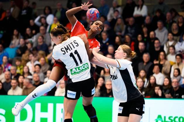 Handball, Frauen Laenderspiel - Deutschland - Schweiz Xenia Smits (Deutschland), Clairebel Coker (Schweiz), Nina Engel (Deutschland) Goeppeingen EWS Arena Deutschland