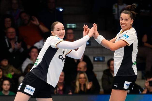 Handball, Frauen Laenderspiel - Deutschland - Schweiz Nieke Kühne Kuehne (Deutschland), Emily Vogel (Deutschland) Goeppeingen EWS Arena Deutschland