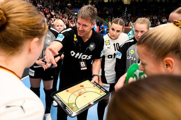 Handball, Frauen Laenderspiel - Deutschland - Schweiz Trainer Markus Gaugisch (Deutschland) in der Auszeit Goeppeingen EWS Arena Deutschland