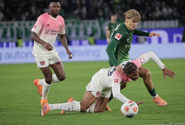 Bundesligadebut Jan Buerger (Wolfsburg) im Duell mit Loic Bade (Bayer 04 Leverkusen) Fussball, Herren, Saison 2025 2026, 1.Liga, Bundesliga, Volkswagenarena, VfL Wolfsburg gegen Bayer Leverkusen, 1-3 DFL REGULATIONS PROHIBIT ANY USE OF PHOTOGRAPHS AS IMAGE SEQUENCES AND OR QUASI-VIDEO.