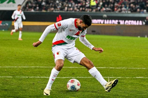 GER, 1. FBL, FC Augsburg vs Hamburger SV 22.11.2025, WWK-Arena, Augsburg, GER, 1. FBL, FC Augsburg vs Hamburger SV, im Bild Elias Saad (FC Augsburg, 26) verstolpert eine Torchance