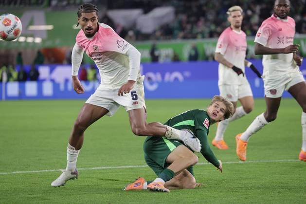 Bundesligadebut Jan Buerger (Wolfsburg) im Duell mit Loic Bade (Bayer 04 Leverkusen) Fussball, Herren, Saison 2025 2026, 1.Liga, Bundesliga, Volkswagenarena, VfL Wolfsburg gegen Bayer Leverkusen, 1-3 DFL REGULATIONS PROHIBIT ANY USE OF PHOTOGRAPHS AS IMAGE SEQUENCES AND OR QUASI-VIDEO.