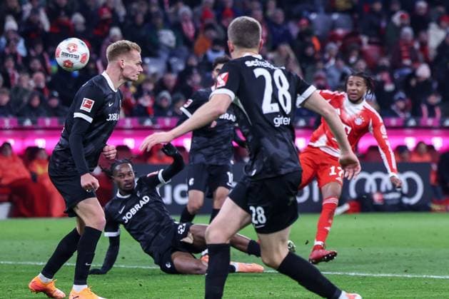 Michael Olise 17 (FC Bayern Muenchen) mit dem Schuss, der zum 6:2 fuehrt, FC Bayern Muenchen vs. SC Freiburg, Fussball, Bundesliga, DFL, Saison 2025 2026, Hinrunde, 22.11.2025 DFB regulations prohibit any use of photographs as image sequences and or quasi-video Muenchen Bayern Deutschland