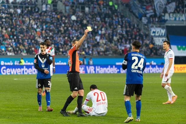 Gelbe Karte, Verwarnung gegen Nicolas Capaldo (Hamburger SV) durch SR Dr. Robin Braun; FC Augsburg vs. Hamburger SV, 11. Spieltag; DFL REGULATIONS PROHIBIT ANY USE OF PHOTOGRAPHS AS IMAGE SEQUENCES AND OR QUASI-VIDEO.