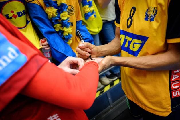 251122 Jamina Roberts of Sweden signs a autograph on the hand of Julie Mathiesen Scaglione of Denmark after during the International Friendly, Länderspiel, Nationalmannschaft handball match between Sweden and Denmark on November 22, 2025 in Halmstad. Photo: Carl Sandin BILDBYRAN kod CS CS0808 handball handboll handball landslaget sverige sweden danmark national team, Nationalteam denmark dam bbeng Copyright: CARLxSANDIN BB251122CS062