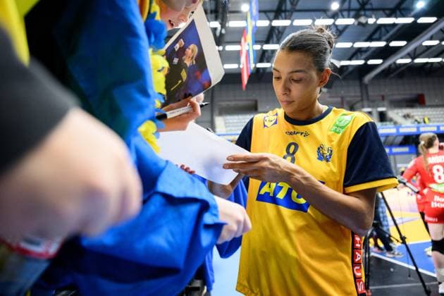 251122 Jamina Roberts of Sweden signs autographs after during the International Friendly, Länderspiel, Nationalmannschaft handball match between Sweden and Denmark on November 22, 2025 in Halmstad. Photo: Carl Sandin BILDBYRAN kod CS CS0808 handball handboll handball landslaget sverige sweden danmark national team, Nationalteam denmark dam bbeng Copyright: CARLxSANDIN BB251122CS063