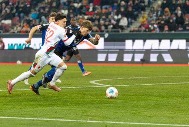 Fabian Rieder (FC Augsburg 32) im Zweikampf gegen Luka Vuskovic (Hamburger SV) im Strafraum; FC Augsburg vs. Hamburger SV, 11. Spieltag; DFL REGULATIONS PROHIBIT ANY USE OF PHOTOGRAPHS AS IMAGE SEQUENCES AND OR QUASI-VIDEO.