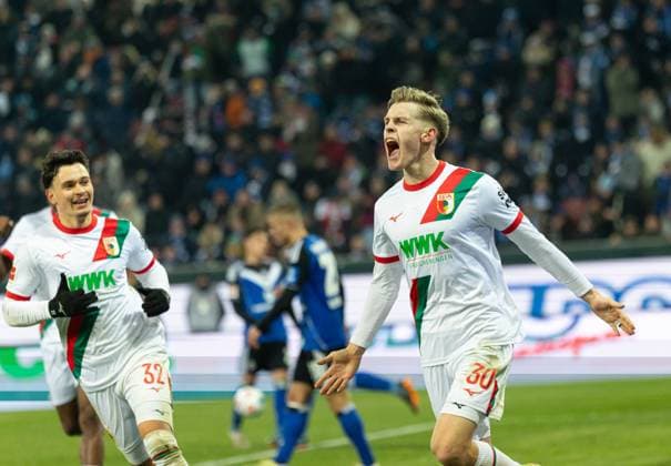 Anton Kade (FC Augsburg 30), Torjubel, Tor zum 1:0, mit Fabian Rieder (FC Augsburg 32); FC Augsburg vs. Hamburger SV, 11. Spieltag; DFL REGULATIONS PROHIBIT ANY USE OF PHOTOGRAPHS AS IMAGE SEQUENCES AND OR QUASI-VIDEO.