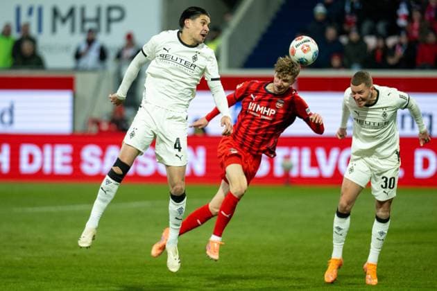 Kevin Diks (Borussia Moenchengladbach, 04), Jan Schoeppner (FC Heidenheim, 03), Nico Elvedi (Borussia Moenchengladbach, 30), GER, 1. FC Heidenheim vs. Borussia Moenchengladbach, Fussball, Bundesliga, 11. Spieltag, Spielzeit 2025 2026, 22.11.2025, DFL DFB REGULATIONS PROHIBIT ANY USE OF PHOTOGRAPHS AS IMAGE SEQUENCES AND OR QUASI-VIDEO, GER, 1. FC Heidenheim vs. Borussia Moenchengladbach, Fussball, Bundesliga, 11. Spieltag, Spielzeit 2025 2026, 22.11.2025 Heidenheim Copyright: xEibner-Pressefotox EP_EER