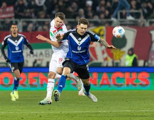 Kampf um den Ball zwischen Robin Fellhauer (FC Augsburg 19) und Nicolai Remberg (Hamburger SV); FC Augsburg vs. Hamburger SV, 11. Spieltag; DFL REGULATIONS PROHIBIT ANY USE OF PHOTOGRAPHS AS IMAGE SEQUENCES AND OR QUASI-VIDEO.