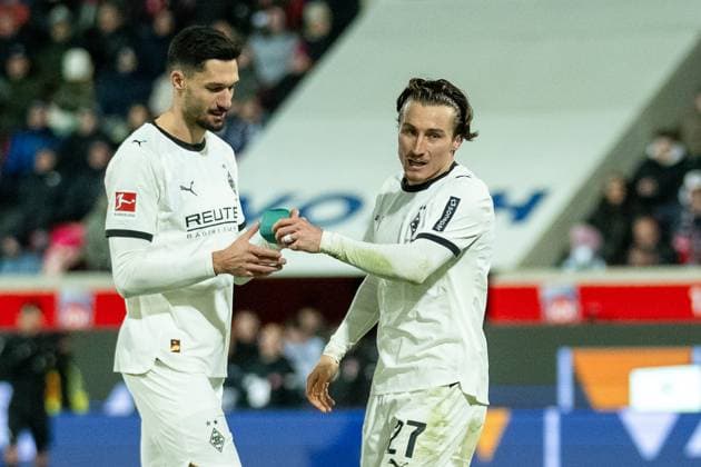 Tim Kleindienst (Borussia Moenchengladbach, 11) bekommt von Rocco Reitz (Borussia Monechengladbach, 27) die Kapitaensbinde, GER, 1. FC Heidenheim vs. Borussia Moenchengladbach, Fussball, Bundesliga, 11. Spieltag, Spielzeit 2025 2026, 22.11.2025, DFL DFB REGULATIONS PROHIBIT ANY USE OF PHOTOGRAPHS AS IMAGE SEQUENCES AND OR QUASI-VIDEO, GER, 1. FC Heidenheim vs. Borussia Moenchengladbach, Fussball, Bundesliga, 11. Spieltag, Spielzeit 2025 2026, 22.11.2025 Heidenheim Copyright: xEibner-Pressefotox EP_EER