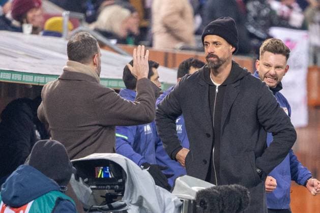 Kaufmaennischer Geschaeftsfuehrer Michael Stroell (FC Augsburg) und Chef-Trainer Sandro Wagner (FC Augsburg) v-l jubeln ueber den 1:0 Sieg gegen den Hamburger SV, FC Augsburg vs. Hamburger SV, Fussball, 1. Bundesliga, 11. Spieltag, 22.11.2025 DFB regulations prohibit any use of photographs as image sequences and or quasi-video