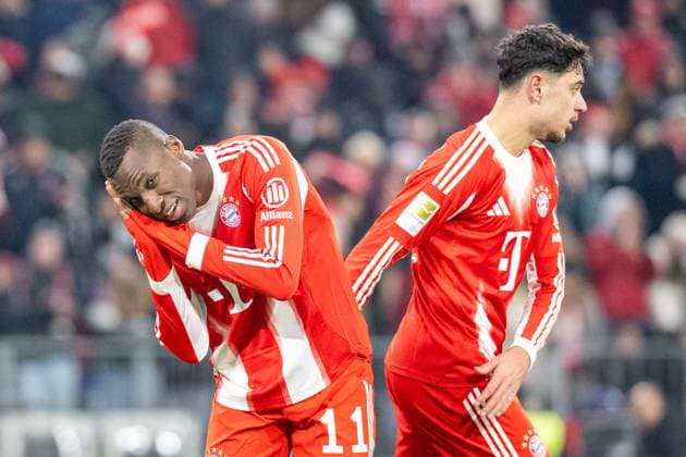 Tojubel Nicolas Jackson 11 (FC Bayern Muenchen) faltet die Haende, zeigt an als wuerde er sich schlafen legen, FC Bayern Muenchen - SC Freiburg, Fussball, Bundesliga, 11. Spieltag, 22.11.2025 DFB regulations prohibit any use of photographs as image sequences and or quasi-video Muenchen Bayern Deutschland