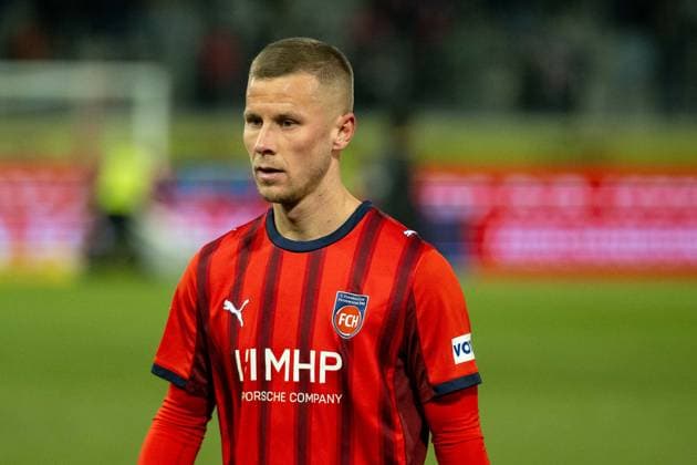 Adrian Beck (FC Heidenheim, 21), ist enttäuscht enttaeuscht, unzufrieden, GER, 1. FC Heidenheim vs. Borussia Moenchengladbach, Fussball, Bundesliga, 11. Spieltag, Spielzeit 2025 2026, 22.11.2025, DFL DFB REGULATIONS PROHIBIT ANY USE OF PHOTOGRAPHS AS IMAGE SEQUENCES AND OR QUASI-VIDEO, GER, 1. FC Heidenheim vs. Borussia Moenchengladbach, Fussball, Bundesliga, 11. Spieltag, Spielzeit 2025 2026, 22.11.2025 Heidenheim *** Adrian Beck FC Heidenheim, 21 , is disappointed, dissatisfied, GER, 1 FC Heidenheim vs Borussia Moenchengladbach, Football, Bundesliga, Matchday 11, Season 2025 2026, 22 11 2025, DFL DFB REGULATES PROHIBIT ANY USE OF PHOTOGRAPHS AS IMAGE SEQUENCES AND OR QUASI VIDEO, GER, 1 FC Heidenheim vs Borussia Moenchengladbach, Football, Bundesliga, Matchday 11, Season 2025 2026, 22 11 2025 Heidenheim Copyright: xEibner-Pressefotox EP_EER