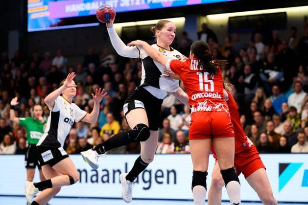 Handball, Frauen Laenderspiel - Deutschland - Schweiz v. li. im Zweikampf Nieke Kühne Kuehne (Deutschland) und Norma Goldmann (Schweiz) Goeppeingen EWS Arena Deutschland