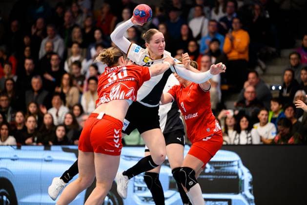 Handball, Frauen Laenderspiel - Deutschland - Schweiz v. li. im Zweikampf Nora Snedkerud (Schweiz) und Nieke Kühne Kuehne (Deutschland) Goeppeingen EWS Arena Deutschland