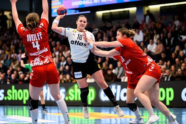 Handball, Frauen Laenderspiel - Deutschland - Schweiz v.li. Laurentia Wolff (Schweiz), Mareike Thomaier (Deutschland) Goeppeingen EWS Arena Deutschland