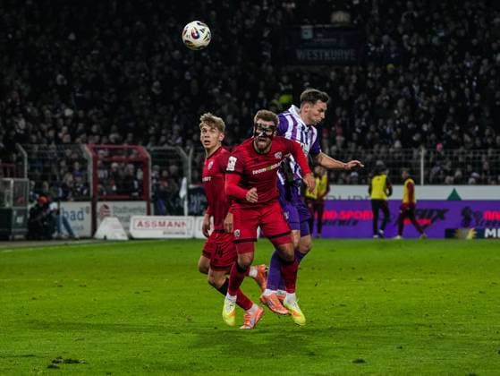 Yannick Deichmann (FC Ingolstadt, 20) im Zweikampf gegen Robin Meissner (VfL Osnabrueck, 11) VfL Osnabrueck vs. FC Ingolstadt, Fußball, 3. Liga, 15. Spieltag, Saison 2025 2026, 22.11.2025 DFB REGULATIONS PROHIBIT ANY USE OF PHOTOGRAPHS AS IMAGE SEQUENCES AND OR QUASI-VIDEO, VfL Osnabrueck vs. FC Ingolstadt, Fußball, 3. Liga, 15. Spieltag, Saison 2025 2026, 22.11.2025 Osnabrueck Copyright: xEibner-Pressefoto DamianxKruczynx EP_DKI