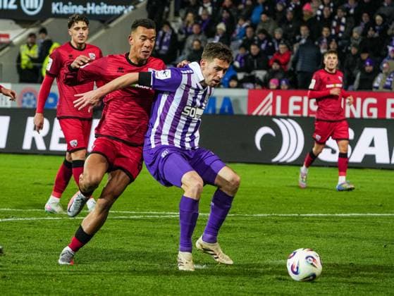 Jannik Mueller (VfL Osnabrueck, 24) im Zweikampf gegen Marcel Costly (FC Ingolstadt, 22) VfL Osnabrueck vs. FC Ingolstadt, Fußball, 3. Liga, 15. Spieltag, Saison 2025 2026, 22.11.2025 DFB REGULATIONS PROHIBIT ANY USE OF PHOTOGRAPHS AS IMAGE SEQUENCES AND OR QUASI-VIDEO, VfL Osnabrueck vs. FC Ingolstadt, Fußball, 3. Liga, 15. Spieltag, Saison 2025 2026, 22.11.2025 Osnabrueck Copyright: xEibner-Pressefoto DamianxKruczynx EP_DKI
