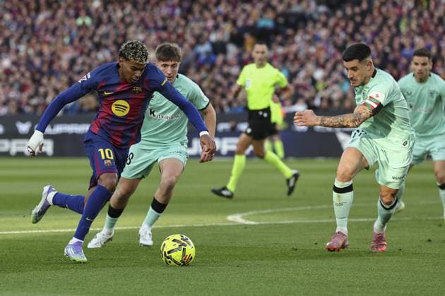 FC Barcelona, Barca v Athletic Bilbao - LaLiga BARCELONA, SPAIN - NOVEMBER 22: Barcelona s Spanish forward Lamine Yamal vies with Athletic Bilbao s Spanish defender Yuri Berchiche during the Spanish league football match between FC Barcelona and Athletic Club Bilbao at Camp Nou Stadium in Barcelona on November 22, 2025 Adria Puig Anadolu Barcelona Spain. Editorial use only. Please get in touch for any other usage.  Copyright: x2025xAnadoluxAdriaxPuigx
