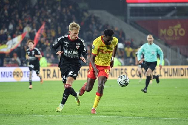 FOOTBALL : RC Lens vs RC Strasbourg - Ligue 1 J13 - 22 11 2025 Odsonne EDOUARD (RC Lens) et Lucas HOGSBERG (RC Strasbourg) lors du match RC Lens vs RC Strasbourg, Ligue 1 J13, stade Bollaert-Delelis, le 22 novembre 2025 - photo Laurent Sanson PsnewZ  Copyright: xLaurentxSANSONx xPsnewZx