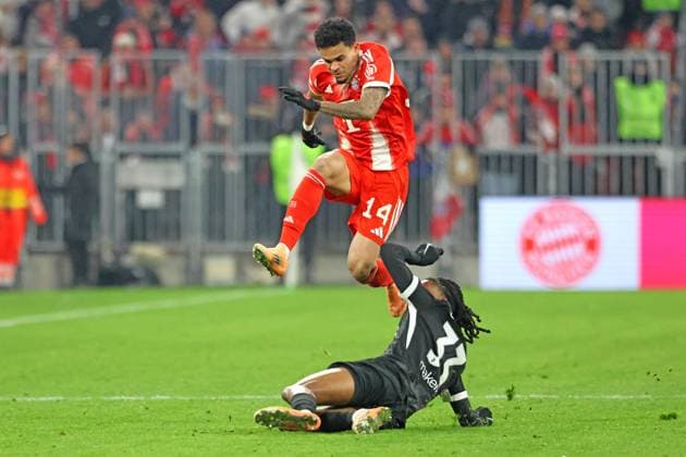 14 Luis Diaz (FCB) überspringt 33 Jordy Makengo (SC Freiburg) Aktion, Zweikampf, Fussball 1. BL FC Bayern München - SC Freiburg 22.11.2025 Allianz Arena FOTO: Mladen Lackovic LakoPress