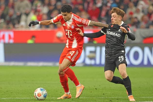 14 Luis Diaz (FCB) gegen 29 Philipp Treu (SC Freiburg) Aktion, Zweikampf, Fussball 1. BL FC Bayern München - SC Freiburg 22.11.2025 Allianz Arena FOTO: Mladen Lackovic LakoPress