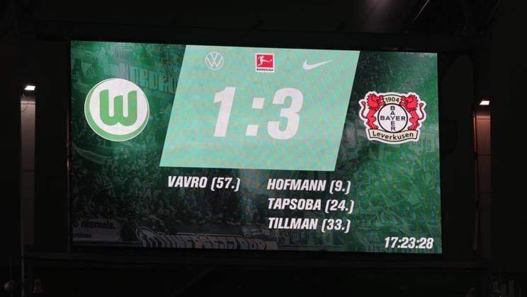 Anzeigentafel mit Endergebnis 1-3 Fussball, Herren, Saison 2025 2026, 1.Liga, Bundesliga, Volkswagenarena, VfL Wolfsburg gegen Bayer Leverkusen, 1-3 DFL REGULATIONS PROHIBIT ANY USE OF PHOTOGRAPHS AS IMAGE SEQUENCES AND OR QUASI-VIDEO.